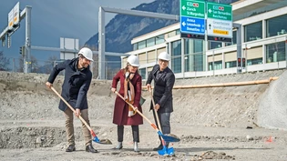 Es kann losgehen: Der Kantonsbaumeister Andreas Kohne, Regierungsrätin Carmelia Maissen und Architekt/Generalplaner Toufiq Ismail-Meyer (von links) begehen den symbolischen Spatenstich für den neuen Stützpunkt der Kantonspolizei. 