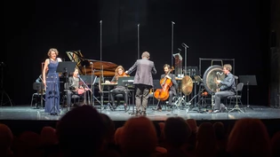 Zeitgenössische Klänge im Theater Chur: Sopranistin Irina Ungureanu und das Ensemble Ö! unter der Leitung von Francesc Prat führen Michael Jarrells Stück «Trei II» auf.