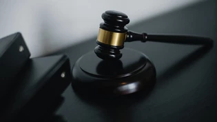 Wachstum des Pendenzenbergs stoppen: Im Kanton Glarus wird bei der Staats- und Jugendanwaltschaft eine ausserordentliche Staatsanwältin gewählt und eine befristete Anstellung verlängert.