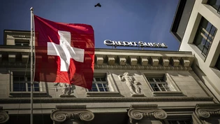 Die Schweizer Fahne vor dem Credit Suisse Hauptsitz Die Schweizer Fahne vor dem Credit Suisse Hauptsitz