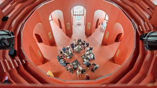 Grossaufgebot: An der letzten Programmpräsentation im Turm auf dem Julierpass treffen die Medienleute auf ein Dutzend Origen-Repräsentanten.
