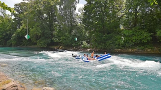 Gefährlich: Die Insassen dieses Gefährts durchfahren die Stromschnelle in der Linth bei Ziegelbrücke ohne Schwimmwesten und ohne Paddel. 
