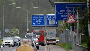 Glimpflich ausgegangen: Während Bauarbeiten bei der Lichtsignalanlage in Näfels ist durch einen Bagger eine Gasleitung beschädigt worden.