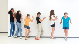 Da sind Schnelligkeit und Köpfchen gefragt: Theaterpädagogin Corina Liechti (Mitte) leitet im Sinnhof-Atelier in Chur die Gruppe motivierter Mädchen beim Bewegungstheater-Workshop an. 