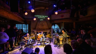 Gut gefüllter «Dracula Club»: Am Festival da Jazz in St. Moritz beeindruckt Gitarrist Al Di Meola (Mitte) mit seinen Mitmusikern Peo Alfonsi (links) und Sergio Martinez (rechts).