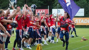 Ein letztes Mal zuhause: Linebacker Marco Mahrer wird nach dem Sieg von seinen Mitspielern und den Fans gefeiert.