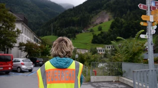 Feuerwehr richtet Sperrzone ein: Nach einem grossen Erdrutsch in Schwanden sind dreissig weitere Gebäude evakuiert worden. 