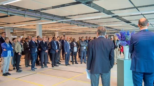 Grosses Interesse: Rund 70 Botschafterinnen und Botschafter aus aller Welt besuchen das Medtech-Unternehmen Hamilton.
