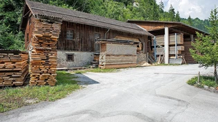 Betrieb ist stillgelegt: Das Areal der ehemaligen Schierser Dorfsägerei soll für einen Ausbau der in der Gemeinde ansässigen Holzbaufirma Lötscher freigegeben werden.
Betrieb ist stillgelegt: Das Areal der ehemaligen Schierser Dorfsägerei soll für einen Ausbau der in der Gemeinde ansässigen Holzbaufirma Lötscher freigegeben werden.