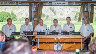 Erklärungsbedarf: Die Organisatoren René Weber, André Renggli, Carl Frischknecht, Hubert Tomaschett, Lucas Caduff sowie Verbandspräsident Luca Filippini (von links) sprechen in der Schiessanlage Rossboden über «Chur/Graubünden 2026». Erklärungsbedarf: Die Organisatoren René Weber, André Renggli, Carl Frischknecht, Hubert Tomaschett, Lucas Caduff sowie Verbandspräsident Luca Filippini (von links) sprechen in der Schiessanlage Rossboden über «Chur/Graubünden 2026».