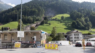 Hier funktioniert die Erschliessung: Die Brücke über den Sernf im Westen des Erdrutschgebiets ermöglicht nur den Zugang zu einem Teil der Liegenschaften. 