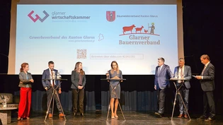 Grosses Podium in Glarus: Sabine Steinmann (von links), Markus Schnyder und Andrea Trummer wollen in den Nationalrat, Moderatorin Regula Späni befragt sie sowie die Ständeratskandidaten Mathias Zopfi, Benjamin Mühlemann und Peter Rothlin.