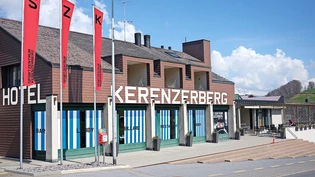 HRK zu SZK: Das «Hotel Restaurant Kerenzerberg» soll von innen und aussen auch optisch voll in das Sportzentrum Kerenzerberg integriert werden, das der Zürcher Kantonalverband für Sport in Filzbach betreibt. HRK zu SZK: Das «Hotel Restaurant Kerenzerberg» soll von innen und aussen auch optisch voll in das Sportzentrum Kerenzerberg integriert werden, das der Zürcher Kantonalverband für Sport in Filzbach betreibt.