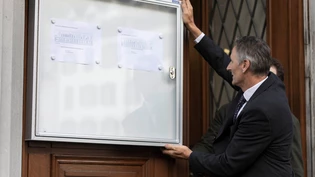 Hier stimmt alles: Ratsweibel Peter Schätti hängt am Sonntag die Resultate der Eidgenössischen Wahlen vor dem Rathaus auf. In Bern hat man diese Zahlen falsch erfasst. 