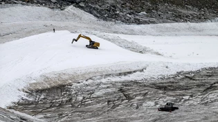Umstritten: Ein einsamer Bagger bearbeitet die Gletscher-Weltcuppiste in Zermatt. Umstritten: Ein einsamer Bagger bearbeitet die Gletscher-Weltcuppiste in Zermatt.