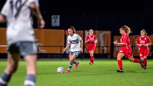 Enge Kiste: Im September duellierte sich Chur 97 mit dem FC Thusis-Cazis in der 2. Liga. Im Bild flankt Natalie Schumacher (am Ball) vom FC Thusis-Cazis den Ball zu einer Mitspielerin, Sina Gees von Chur 97 kommt zu spät.