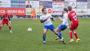Engagiert: Livio Derungs (Mitte) von der US Schluein Ilanz will im Spiel gegen den FC Abtwil-Engelburg einen Schuss blocken. Engagiert: Livio Derungs (Mitte) von der US Schluein Ilanz will im Spiel gegen den FC Abtwil-Engelburg einen Schuss blocken.