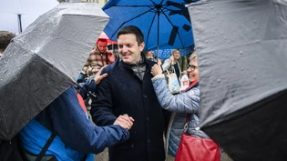 «Das rührt mich und macht mich dankbar»: Jon Pult trifft nach der Bundesratswahl seine Anhängerinnen und Anhänger. «Das rührt mich und macht mich dankbar»: Jon Pult trifft nach der Bundesratswahl seine Anhängerinnen und Anhänger.