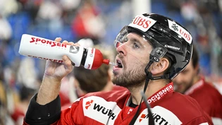 Mit dem Team Canada Stammgast in Davos: Chris DiDomenico gönnt sich am Spengler Cup einen Schluck aus der Trinkflasche.