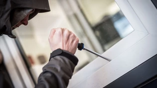 Mehrere Hundert Franken Sachschaden: Bei einem Einbruch in ein Lebensmittelgeschäft in Netstal wurden Zigaretten und Bargeld gestohlen. 