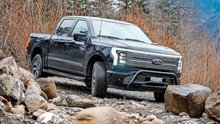 Grosse Masse, hohe Leistung: Der vollelektrisch angetriebene Pick-up F-150 Lightning von Ford kann als Arbeitstier oder als Fahrzeug für Freizeitaktivitäten eingesetzt werden.