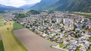 Zusammenschluss: Die beiden Strassen Via Musel (links) und Via Sid (rechts) in Domat/Ems sollten miteinander verbunden werden. Am 21. Januar wird über die Finanzierung abgestimmt. Zusammenschluss: Die beiden Strassen Via Musel (links) und Via Sid (rechts) in Domat/Ems sollten miteinander verbunden werden. Am 21. Januar wird über die Finanzierung abgestimmt.