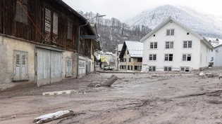 Vor Weihnachten: Schlammmassen wälzen sich durch das Plattenauquartier in Schwanden. Vor Weihnachten: Schlammmassen wälzen sich durch das Plattenauquartier in Schwanden.