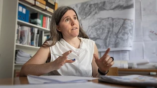 Verteidigt die Unterflurcontainer: Agnes Heller, Bereichsleiterin des Departementes Bau und Umwelt der Gemeinde Glarus Nord, sagt, weil die Kredite für die Erstellung von Unterflurcontainern aus dem Budget gestrichen wurden, verzögert sich die Umsetzung. Verteidigt die Unterflurcontainer: Agnes Heller, Bereichsleiterin des Departementes Bau und Umwelt der Gemeinde Glarus Nord, sagt, weil die Kredite für die Erstellung von Unterflurcontainern aus dem Budget gestrichen wurden, verzögert sich die Umsetzung.