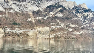 Blick von Mühlehorn über den Walensee: In der Bildmitte ist der ehemalige Steinbruch Schnür zu erkennen, wo das Solarkraftwerk «Felsenstrom» gebaut werden soll. 