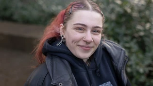 Sie ist Bassistin und Sängerin in einer Punkrockband: Serena Javorka, die Punk macht, aber keinen hört. Sie ist Bassistin und Sängerin in einer Punkrockband: Serena Javorka, die Punk macht, aber keinen hört.