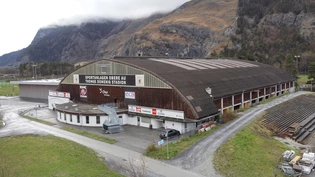Zukunft ungewiss: Dem im Jahr 1980 auf der Oberen Au in Chur erbauten Thomas-Domenig-Stadion ist das Alter deutlich anzusehen. In der Vergangenheit wurde das Stadion vielseitig genutzt, wie folgende Bildgalerie beweist.
