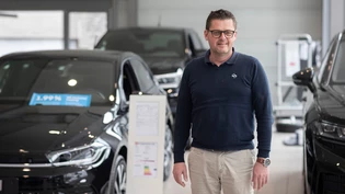 Wird nicht mehr lange in Netstal anzutreffen sein: Weil er sein Autohaus an die Garage Tondo verkauft hat, wird Daniel Sauter nur noch bis Juni Autohändler sein. Wird nicht mehr lange in Netstal anzutreffen sein: Weil er sein Autohaus an die Garage Tondo verkauft hat, wird Daniel Sauter nur noch bis Juni Autohändler sein.