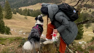 Die Welt entdecken: Bei einer Wanderung in den Bergen kann man den ein oder anderen schönen Aussichtspunkt ausfindig machen. 