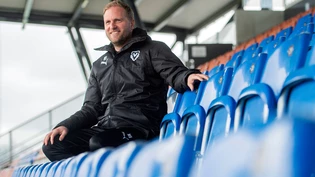 Neue Heimat: Marc Schneider, der neue Cheftrainer des FC Vaduz, sitzt im Rheinparkstadion in Vaduz. 