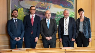 Das ist der neue Glarner Regierungsrat: Thomas Tschudi (von links), Markus Heer, Kaspar Becker, Andrea Bettiga und Marianne Lienhard regieren ab dem 6. Mai mit zum Teil neu verteilten Aufgaben. Das ist der neue Glarner Regierungsrat: Thomas Tschudi (von links), Markus Heer, Kaspar Becker, Andrea Bettiga und Marianne Lienhard regieren ab dem 6. Mai mit zum Teil neu verteilten Aufgaben.