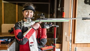 Bester Dinge: Martina Herrli beim Training in der Schiessanlage Islen in Davos. Bester Dinge: Martina Herrli beim Training in der Schiessanlage Islen in Davos.