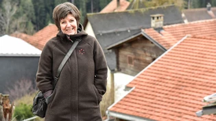 Vor den Häusern von Portein: Mit inzwischen vier «Tod in …»-Romanen ist Rita Juon zur geübten Krimiautorin geworden. Vor den Häusern von Portein: Mit inzwischen vier «Tod in …»-Romanen ist Rita Juon zur geübten Krimiautorin geworden.