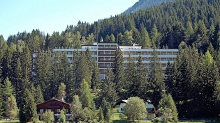 Vor 20 Jahren geschlossen: Auf dem Areal der verlotterten «Valbella»-Klinik in Davos Dorf ist ein grosses Wohnungsquartier geplant.