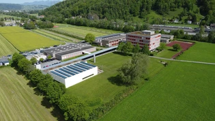 Wird vergrössert: Um die Pflegeschule von Glarus nach Ziegelbrücke verlegen zu können, wird die dortige Gewerbliche Berufsschule (Bild) erweitert. Wird vergrössert: Um die Pflegeschule von Glarus nach Ziegelbrücke verlegen zu können, wird die dortige Gewerbliche Berufsschule (Bild) erweitert.