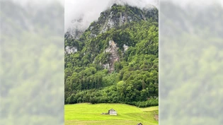 Felssturz am Glärnisch: Von der Felsmasse im Zentrum des Bildes lösen sich Felsbrocken. Felssturz am Glärnisch: Von der Felsmasse im Zentrum des Bildes lösen sich Felsbrocken.
