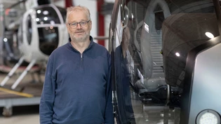 Die Linth Air Service AG in Mollis wartet auch Helikopter: In Martin Stuckis Leben dreht sich seit rund 40 Jahren sehr vieles um Hubschrauber. Die Linth Air Service AG in Mollis wartet auch Helikopter: In Martin Stuckis Leben dreht sich seit rund 40 Jahren sehr vieles um Hubschrauber.