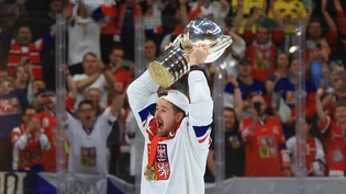Goldener Erfolg: Lakers-Captain Roman Cervenka jubelt mit Tschechien über den Weltmeistertitel und darf den Pokal als Erster in die Luft stemmen.