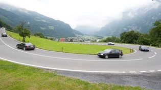 Die kurvige Kerenzerbergstrasse oberhalb von Mollis.