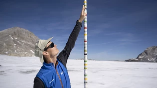«Gibt es hingegen einen regnerischen, kühlen Sommer – wie letztmals 2021 – dann dürften einige Gletscher tatsächlich eine Verschnaufpause erhalten und sogar etwas an Volumen zulegen», sagt Gletscherforscher Matthias Huss. «Gibt es hingegen einen regnerischen, kühlen Sommer – wie letztmals 2021 – dann dürften einige Gletscher tatsächlich eine Verschnaufpause erhalten und sogar etwas an Volumen zulegen», sagt Gletscherforscher Matthias Huss.
