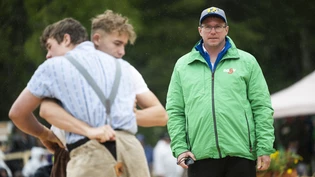 Das Duell immer im Blick: Martin Plump (rechts) steht am Bündner-Glarner Kantonalschwingfest in Davos im Einsatz.