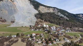 Neues Erscheinungsbild: das Dorf Brienz mit dem gewaltigen Schuttstrom im Hintergrund.