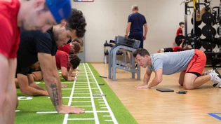 Vor- und Nachmachen: Carlo Janka (rechts) versucht trotz vieler Spieler den Überblick zu behalten.