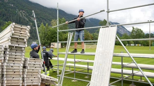 Eine von zwei Tribünen: Für das BüGla werden auf dem Gelände auch Zelte, Festwirtschaften und ein Public-Viewing aufgebaut.