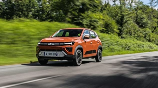 Klein und wendig: Der vollelektrisch angetriebene Dacia Spring eignet sich primär für Kurzstrecken oder für den Einsatz im Agglomerationsverkehr. 