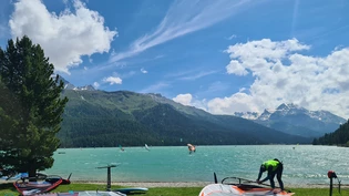 Wind-, Kite- und Wingsurfen: An sonnigen Tagen sind viele Wassersportlerinnen und -sportler auf dem Silvaplanersee unterwegs. Wind-, Kite- und Wingsurfen: An sonnigen Tagen sind viele Wassersportlerinnen und -sportler auf dem Silvaplanersee unterwegs.